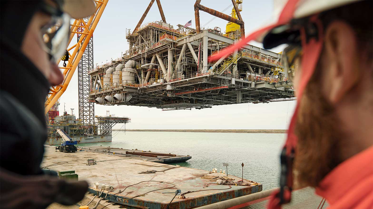In Texas, a crane lifts the Anchor platform’s topsides to place onto the hull, which was fabricated in South Korea.