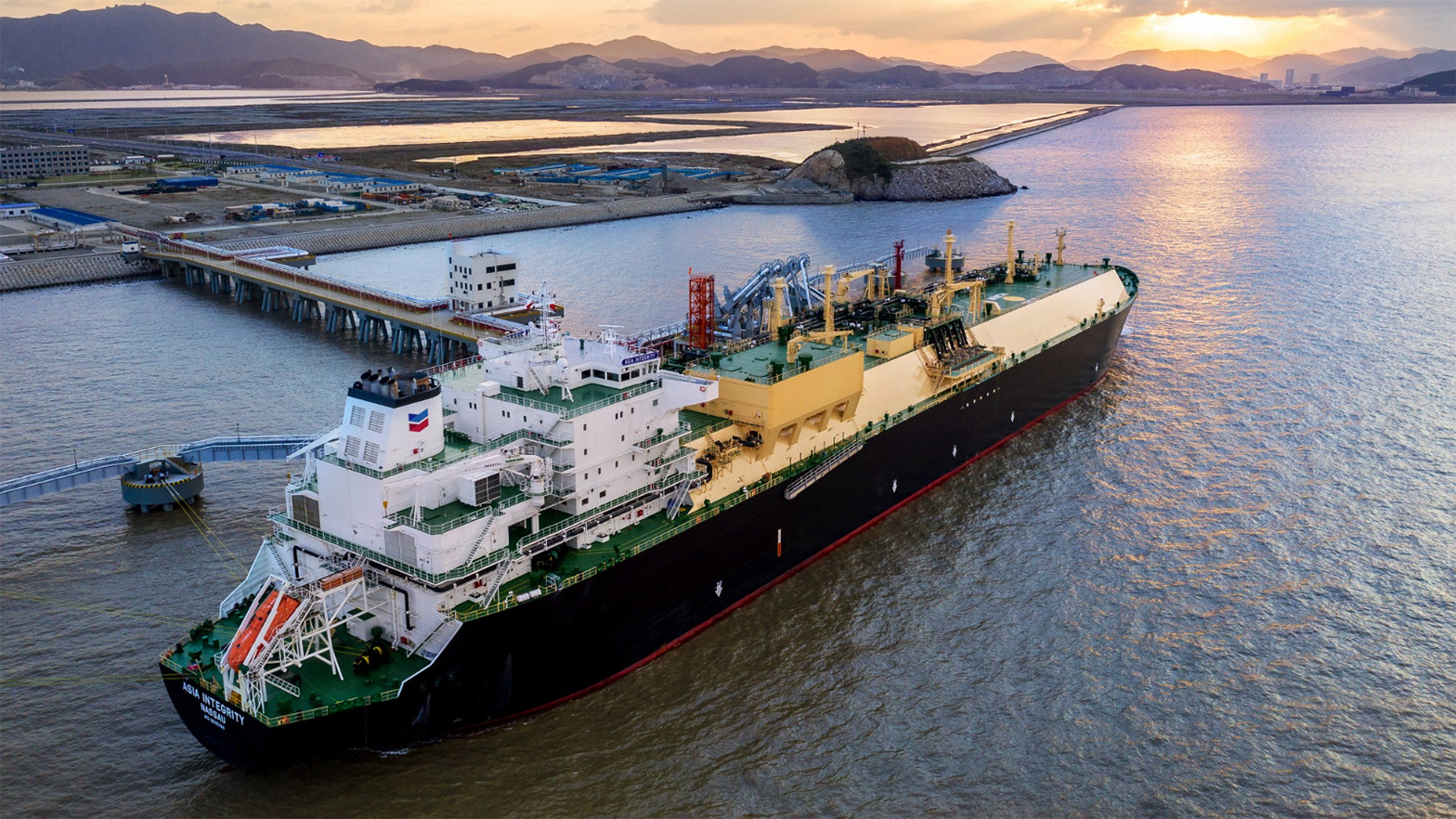 picture of a shipping vessel